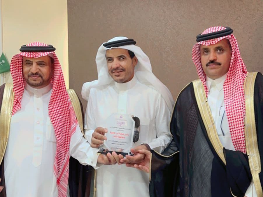 قدم رئيس واعضاء جمعية جاه لإصلاح ذات البين درع تذكاري لهذه المناسبة لرئيس جمعية البر الاهلية بمحافظة الشنان