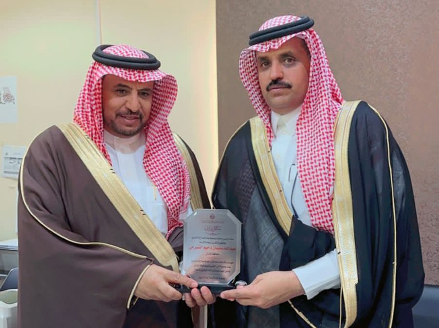 قدم رئيس واعضاء جمعية جاه لإصلاح ذات البين درع تذكاري بهذه المناسبة لسعادة محافظ الشنان الاستاذ / عبدالله سليمان دحيم الشبرمي
