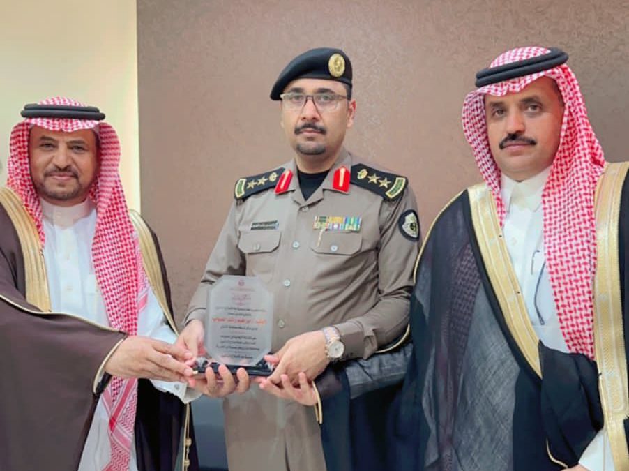 قدم رئيس واعضاء جمعية جاه لإصلاح ذات البين درع تذكاري بهذه المناسبة لسعادة مدير مركز شرطة محافظة الشنان العقيد / ابراهيم راشد الصواب